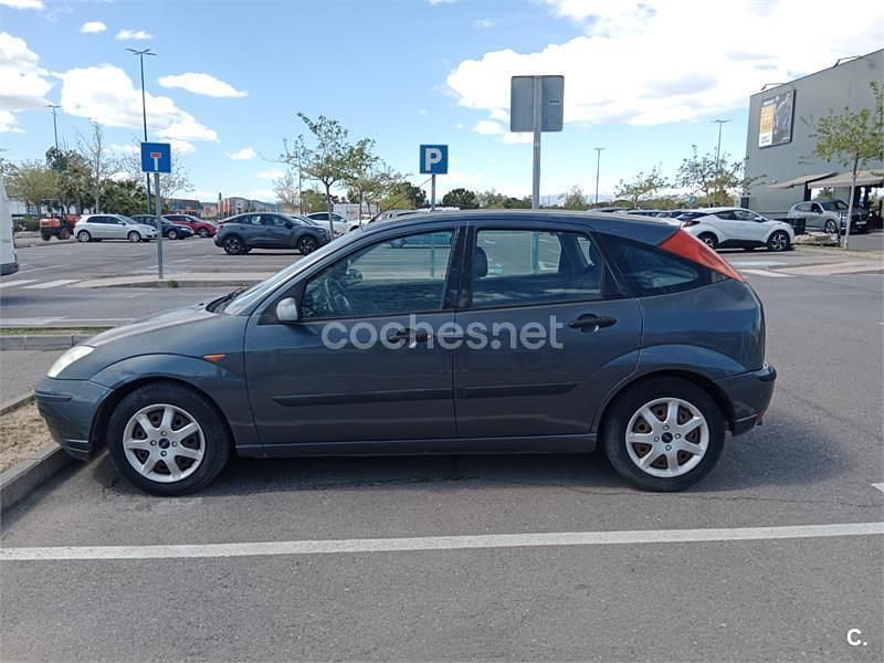 Usado Ford Focus Trend 100 CV (73 kW) 2003 Gris / plata Berlina