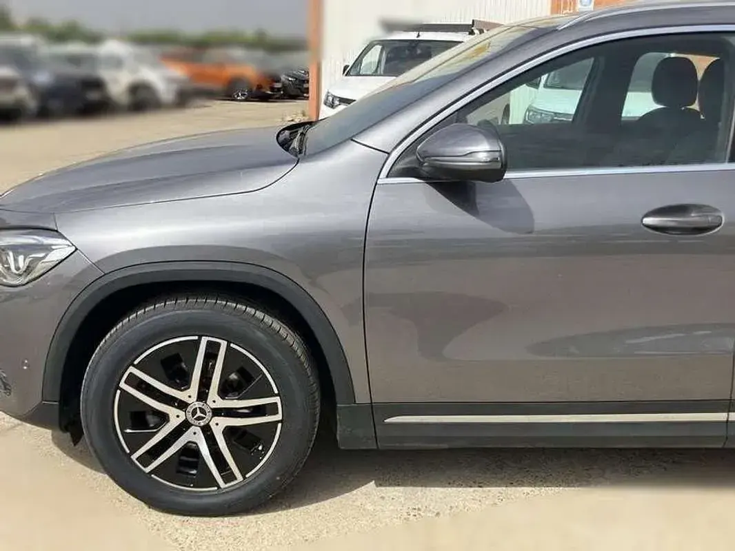 Usado Mercedes GLA180 136 CV (100 kW) 2021 Gris SUV
