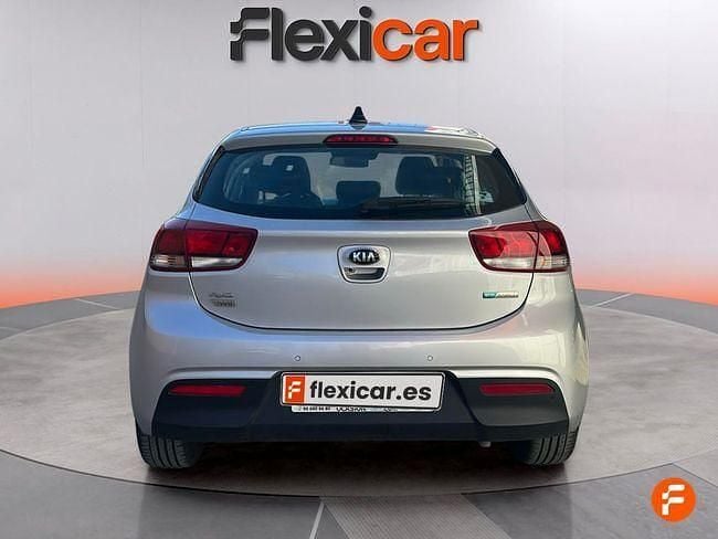 Usado Kia Rio 120 CV (88 kW) 2021 Gris Berlina