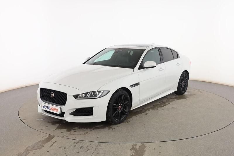 Usado Jaguar XE R-Sport 180 CV (132 kW) 2016 Blanco Berlina