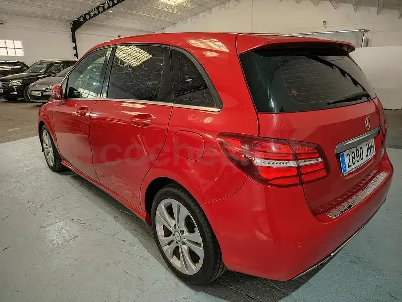 Usado Mercedes B180 109 CV (80 kW) 2016 Rojo Utilitario
