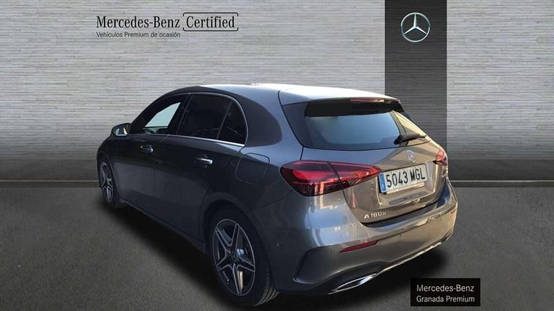 Usado Mercedes A180 AMG line 116 CV (85 kW) 2023 Gris Berlina