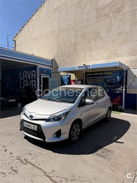 Usado Toyota Yaris Hybrid Active 100 CV (73 kW) 2012 Gris / plata Berlina