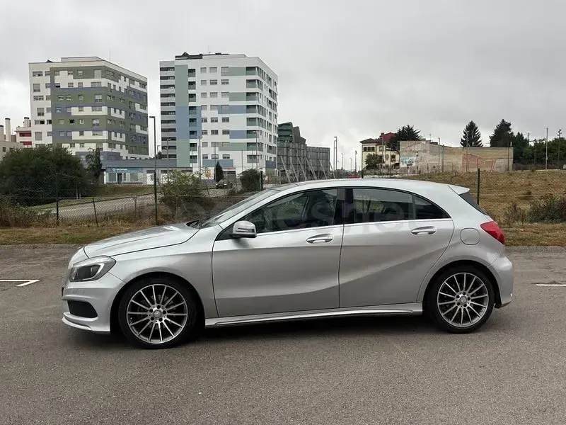 Usado Mercedes A180 AMG line 109 CV (80 kW) 2015 Gris / plata Utilitario
