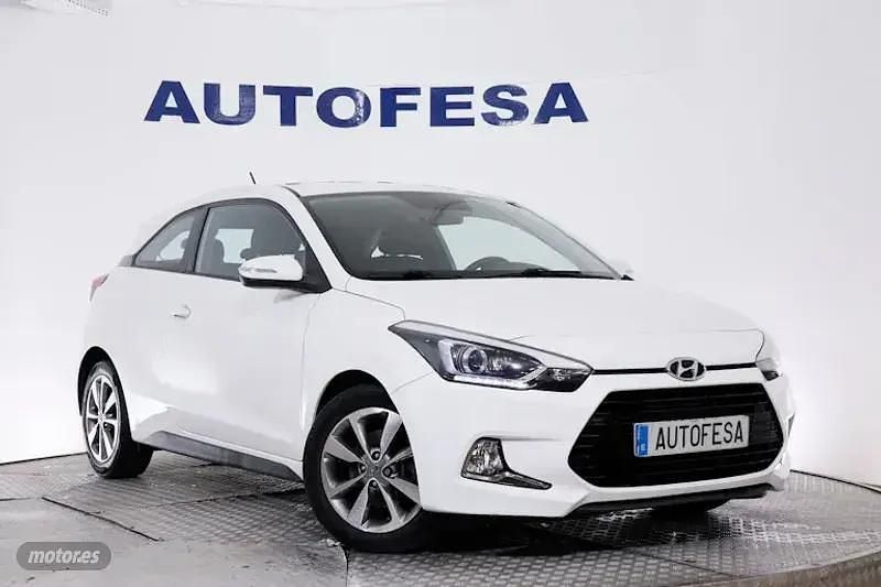 Usado Hyundai i20 100 CV (73 kW) 2017 Blanco Coupe