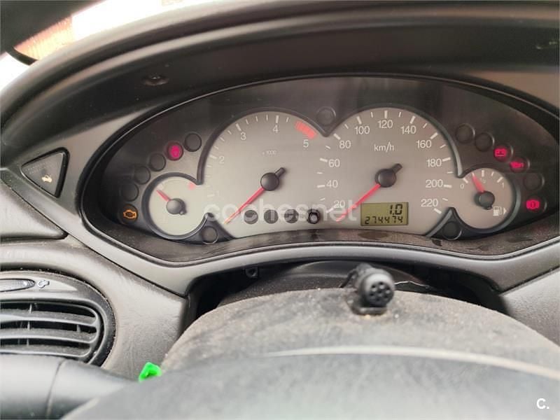 Usado Ford Focus Trend 115 CV (84 kW) 2005 Negro Berlina