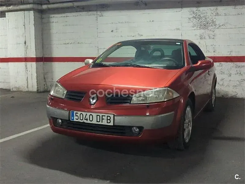 Usado Renault Mégane Cabriolet Dynamique 115 CV (84 kW) 2004 Rojo Descapotable