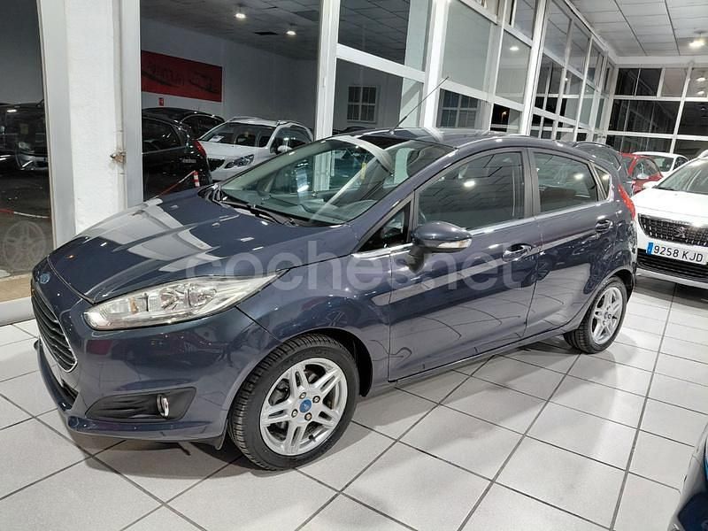 Usado Ford Fiesta Titanium 95 CV (69 kW) 2014 Azul Berlina