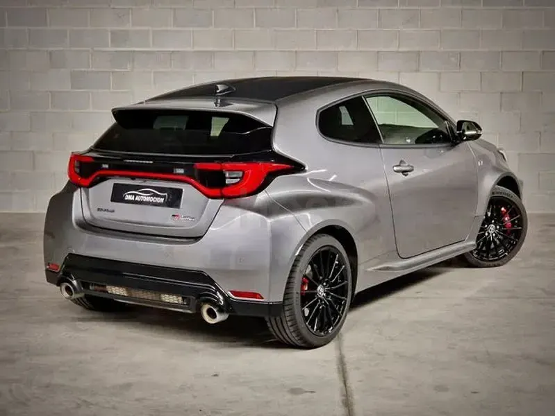 Usado Toyota Yaris 276 CV (202 kW) 2024 Gris / plata Utilitario