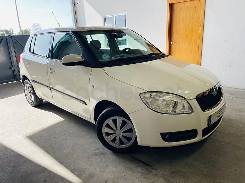 Usado Skoda Fabia 60 HP (44 kW) 2010 Branco Sedan
