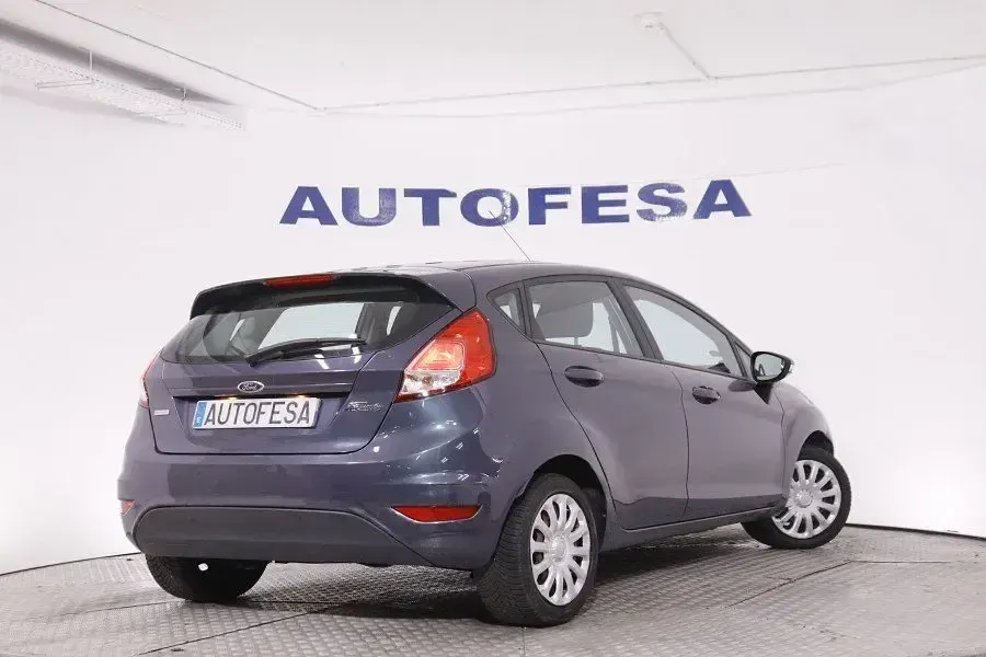 Usado Ford Fiesta Trend 100 CV (73 kW) 2014 Negro Utilitario