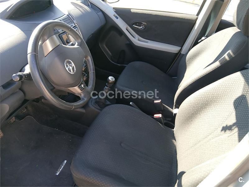 Usado Toyota Yaris Connect Style 90 CV (66 kW) 2011 Gris / plata Berlina