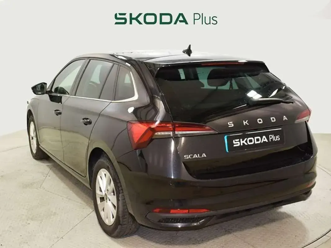 Usado Skoda Scala Selection 116 CV (85 kW) 2025 Negro Utilitario