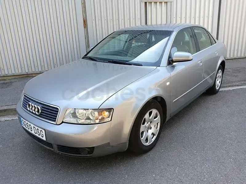 Usado Audi A4 130 CV (95 kW) 2002 Gris / plata Berlina