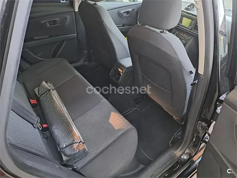Usado Seat Leon ST Style 105 CV (77 kW) 2015 Negro Familiar
