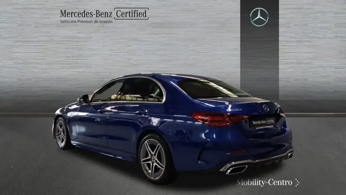 Usado Mercedes C220 AMG line 200 CV (147 kW) 2022 Spektral blue  metallic paint Berlina