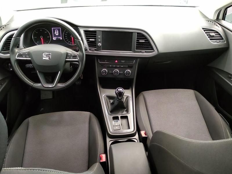 Usado Seat Leon Style Plus 110 CV (80 kW) 2017 Blanco Familiar