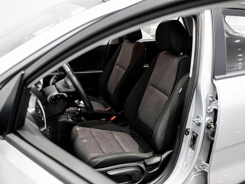 Usado Kia Stonic 84 CV (61 kW) 2024 Gris metalizado SUV