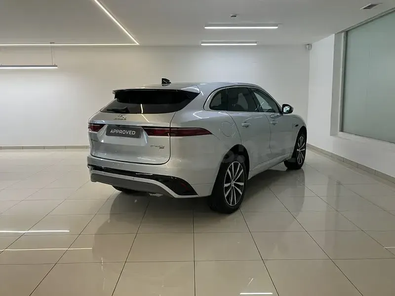 Usado Jaguar F-Pace R-Dynamic 404 CV (297 kW) 2022 Gris / plata SUV