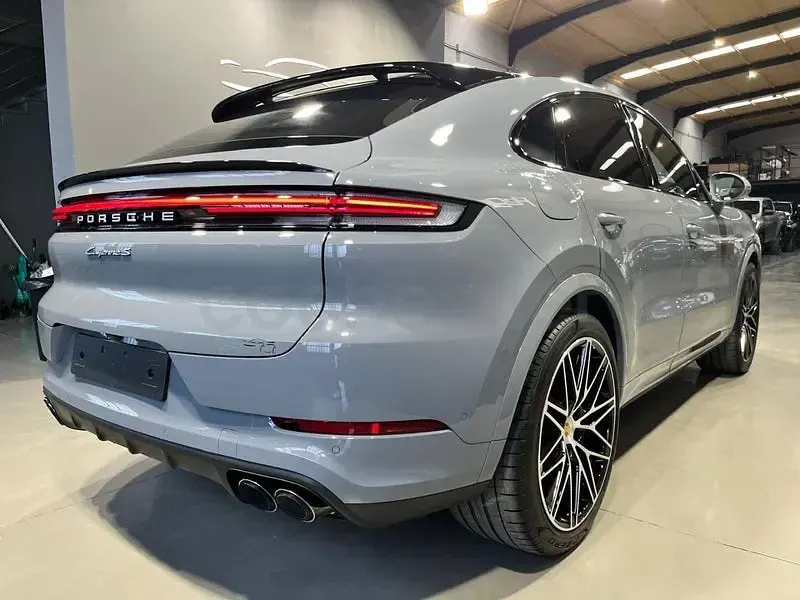 Usado Porsche Cayenne 519 CV (381 kW) 2024 Gris / plata SUV