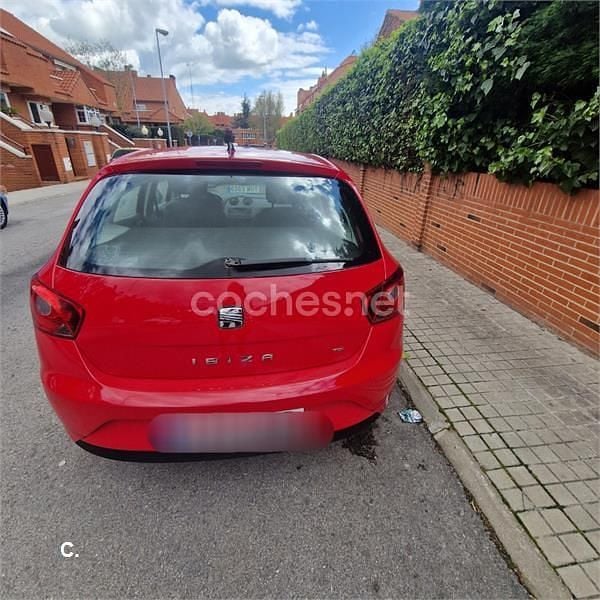 Usado Seat Ibiza Reference 75 CV (55 kW) 2014 Rojo Berlina