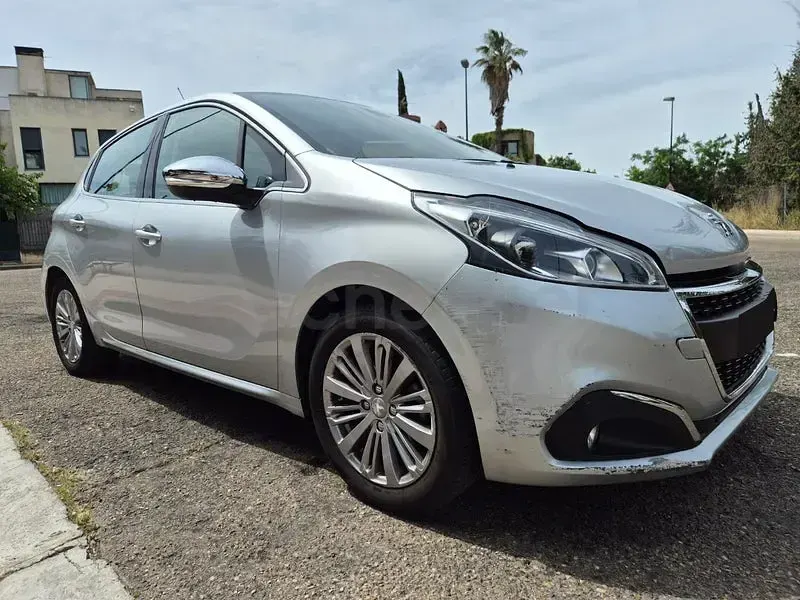 Usado Peugeot 208 Allure 82 CV (60 kW) 2018 Gris / plata Utilitario