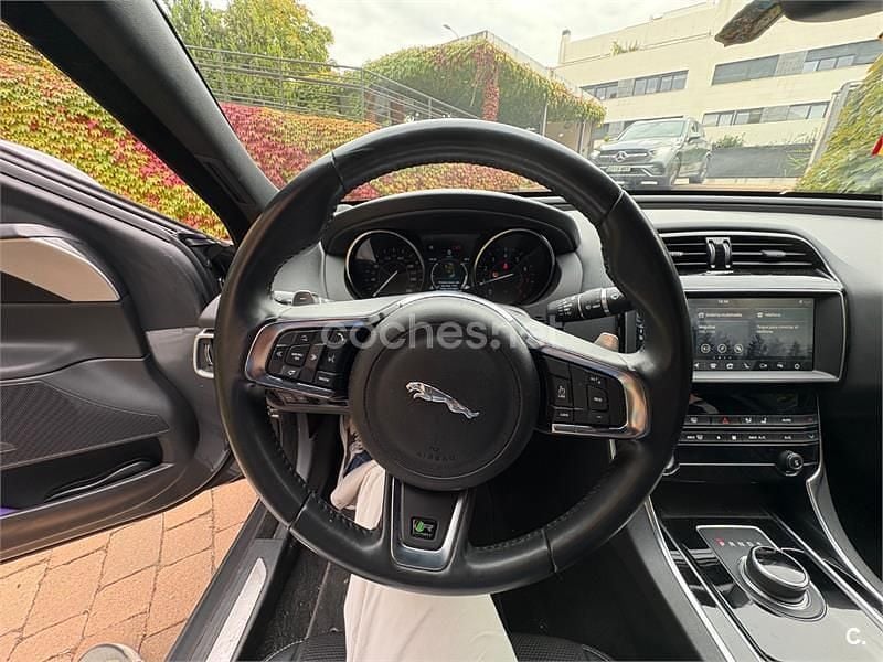 Usado Jaguar XE R-Sport 200 CV (147 kW) 2020 Gris / plata Berlina