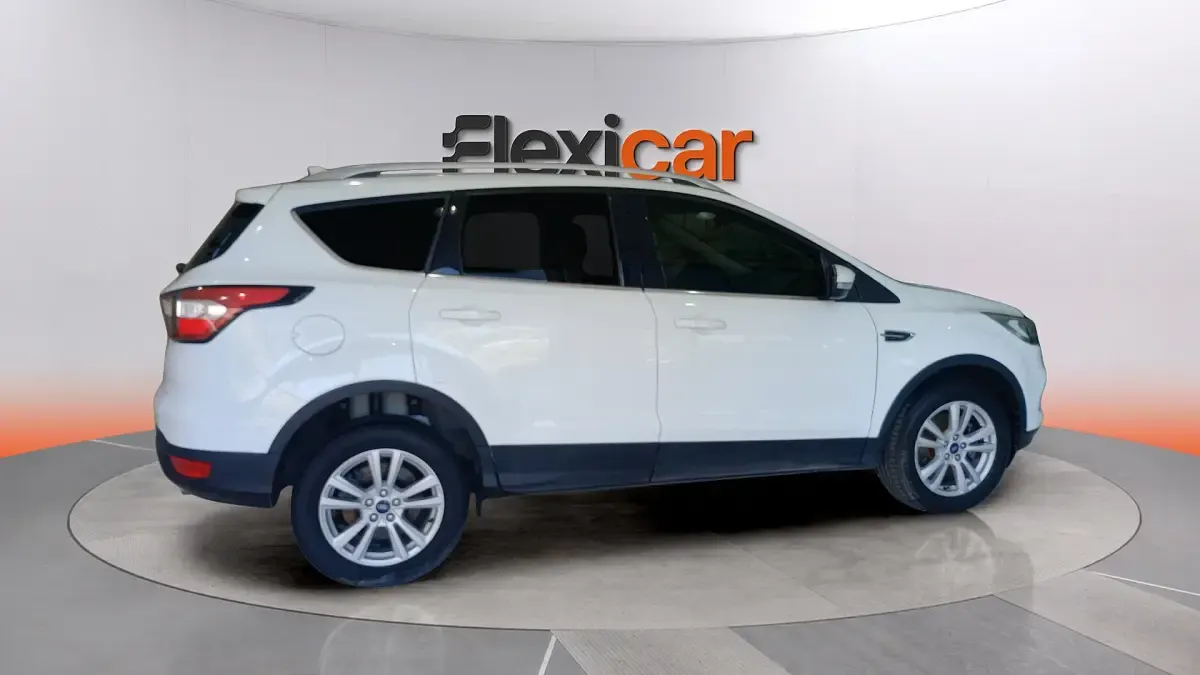 Usado Ford Kuga Trend 120 CV (88 kW) 2018 Blanco SUV