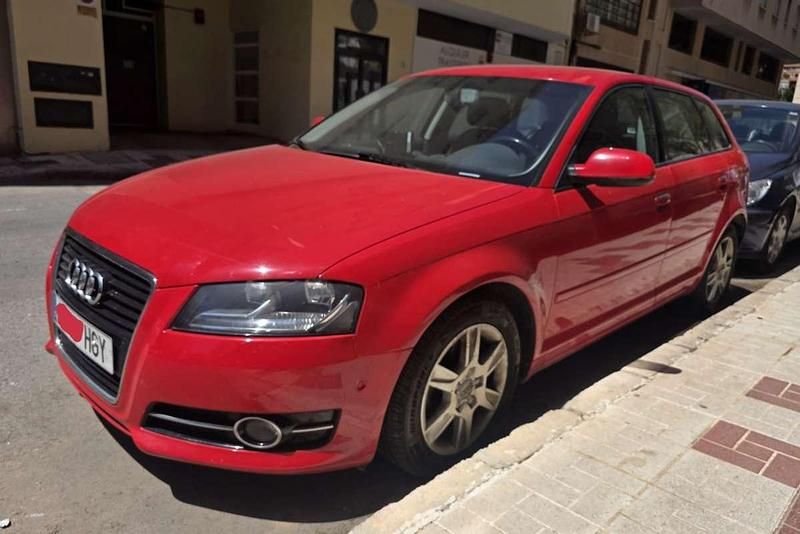Usado Audi A3 Sportback Attraction 105 CV (77 kW) 2011 Rojo Utilitario