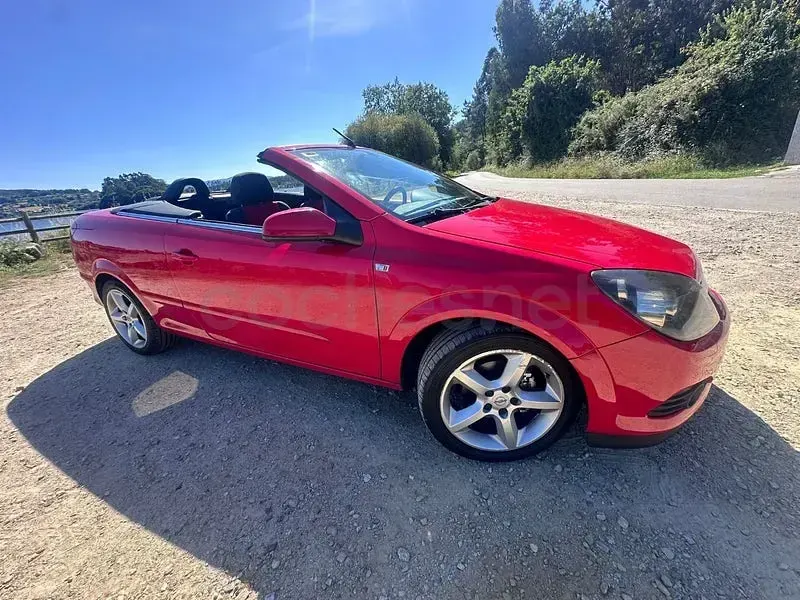 Usado Opel Astra Cosmo 140 CV (102 kW) 2007 Rojo Descapotable