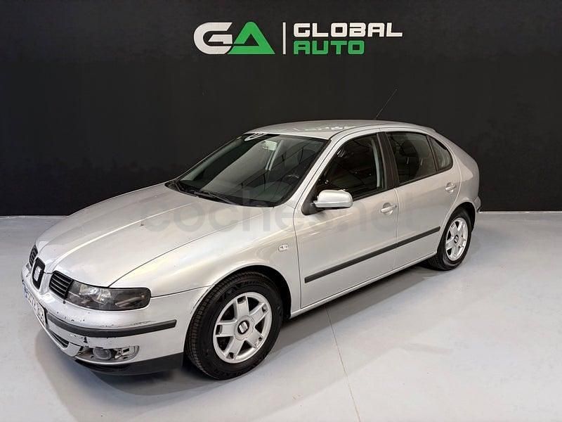 Usado Seat Leon Sport 105 CV (77 kW) 2002 Gris / plata Utilitario