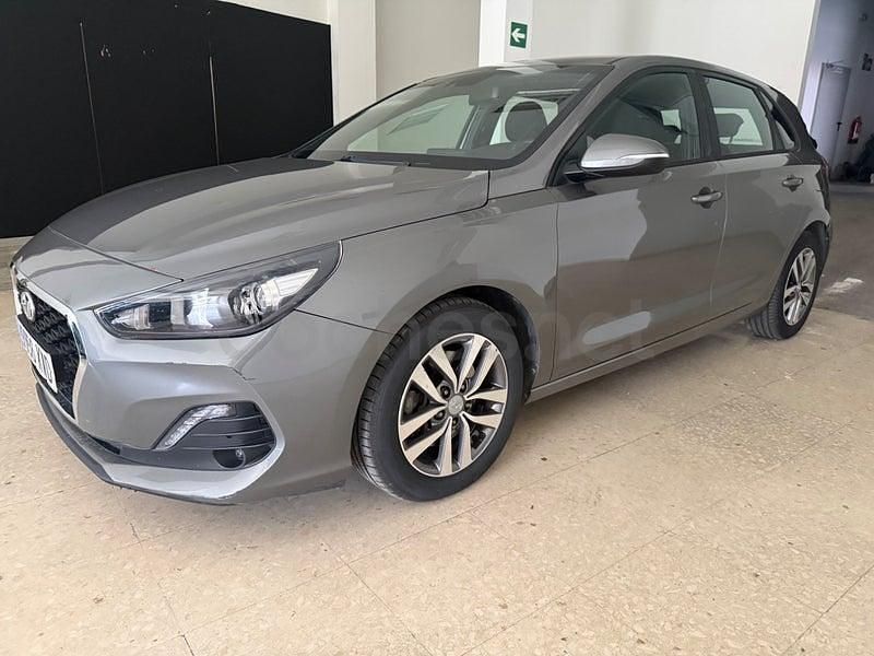Usado Hyundai i30 120 CV (88 kW) 2019 Gris / plata Berlina