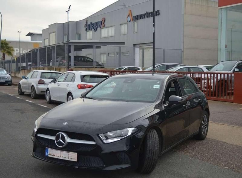 Usado Mercedes A180 136 CV (100 kW) 2021 Negro Utilitario