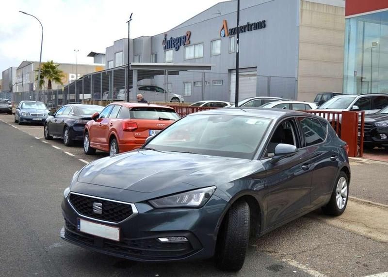 Usado Seat Leon Style 110 CV (80 kW) 2022 Gris Utilitario
