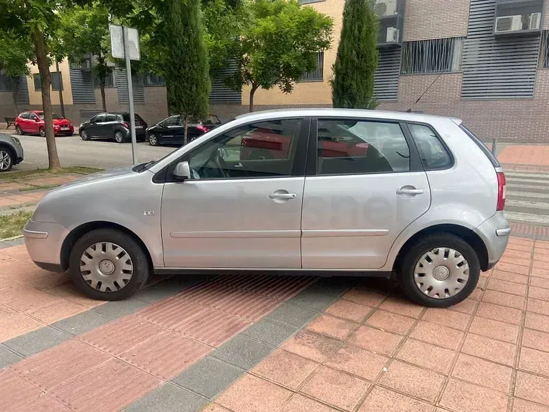 Usado VW Polo Trendline 75 CV (55 kW) 2005 Gris / plata Utilitario