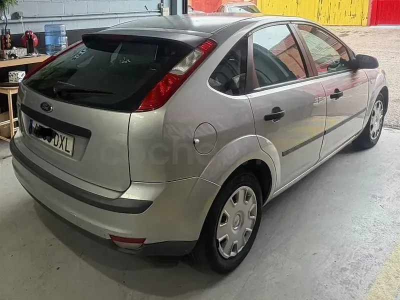 Usado Ford Focus Trend 100 CV (73 kW) 2006 Gris / plata Berlina