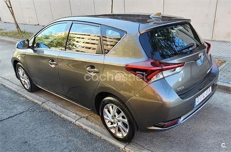 Usado Toyota Auris Hybrid 136 CV (100 kW) 2016 Gris / plata Berlina