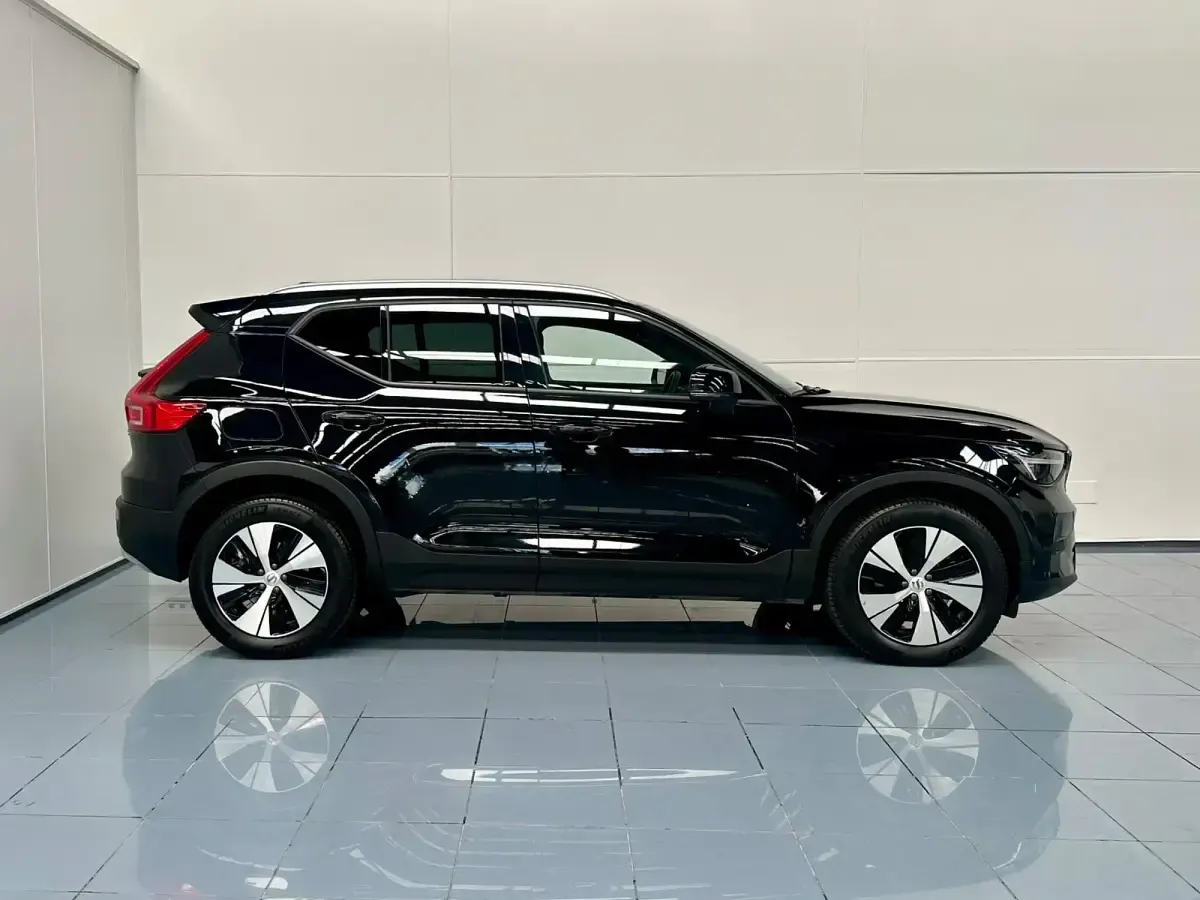Usado Volvo XC40 Core 163 HP (119 kW) 2025 Preto SUV