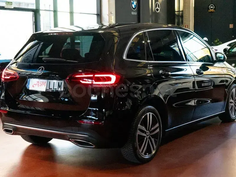 Usado Mercedes B200 150 CV (110 kW) 2021 Negro Utilitario