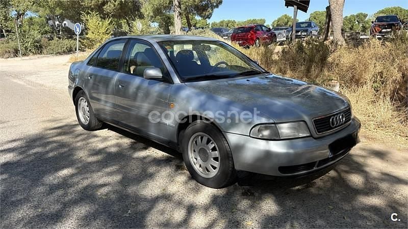Usado Audi A4 125 CV (91 kW) 1999 Gris / plata Berlina