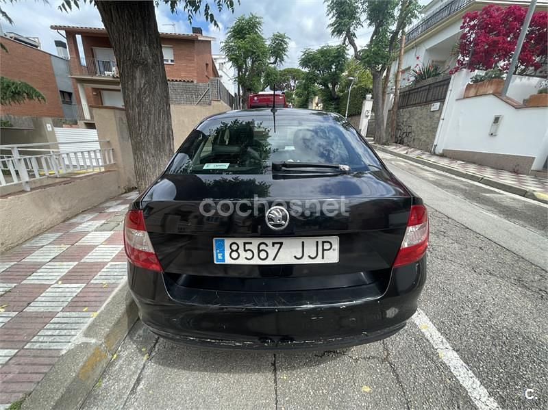 Usado Skoda Rapid Active 116 CV (85 kW) 2015 Negro Utilitario