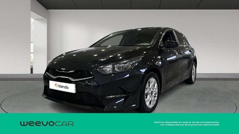 Usado Kia Ceed 120 CV (88 kW) 2023 Negro Utilitario