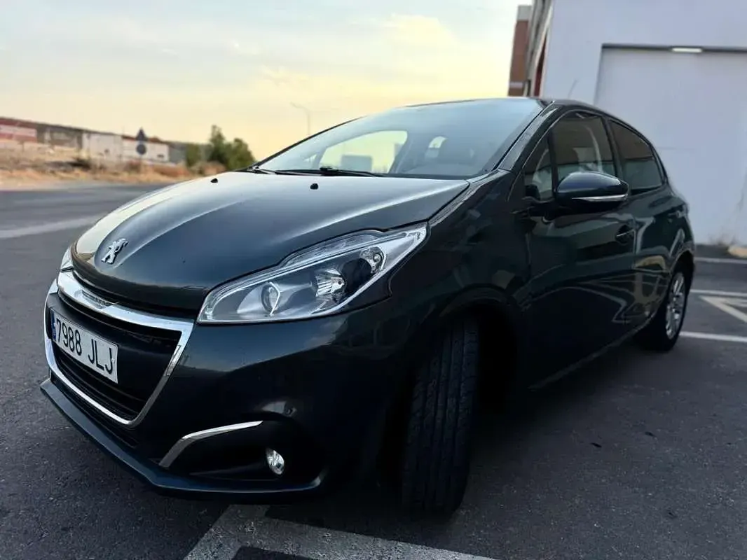 Usado Peugeot 208 Access 82 CV (60 kW) 2016 Negro Utilitario