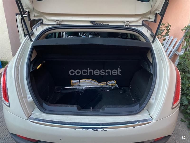 Usado Lancia Delta 200 CV (147 kW) 2009 Blanco Utilitario