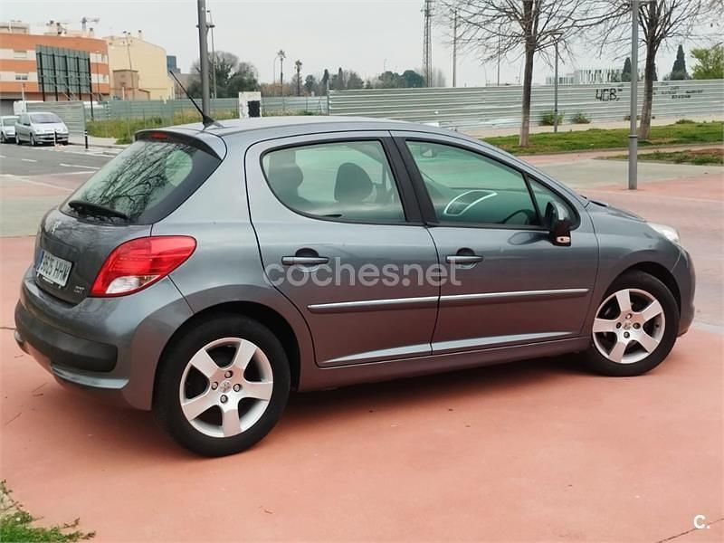 Usado Peugeot 207 92 CV (67 kW) 2011 Gris / plata Berlina