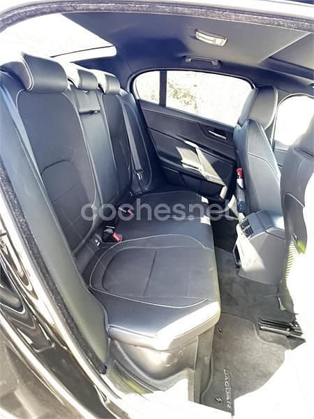 Usado Jaguar XE R-Sport 180 CV (132 kW) 2017 Negro Berlina