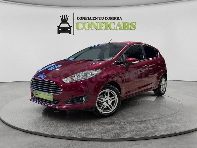 Usado Ford Fiesta Trend 101 CV (74 kW) 2013 Burdeos Utilitario