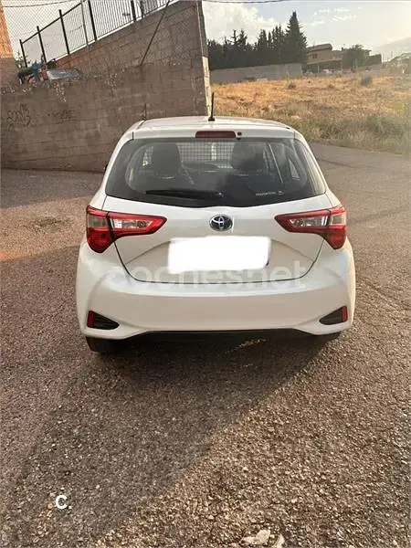 Usado Toyota Yaris Hybrid Business Edition 116 CV (85 kW) 2020 Blanco Berlina
