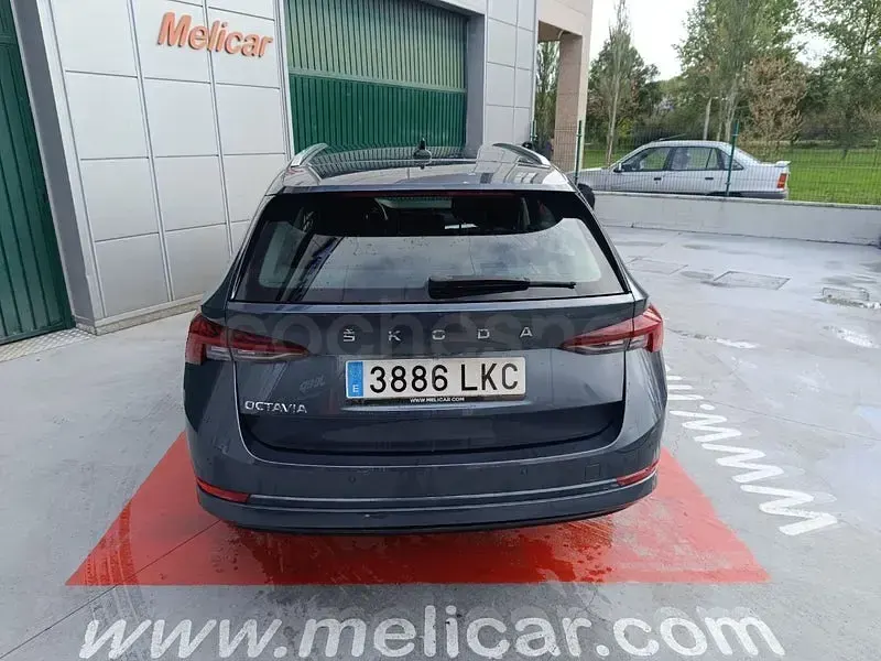 Usado Skoda Octavia Style 150 CV (110 kW) 2021 Gris / plata Familiar