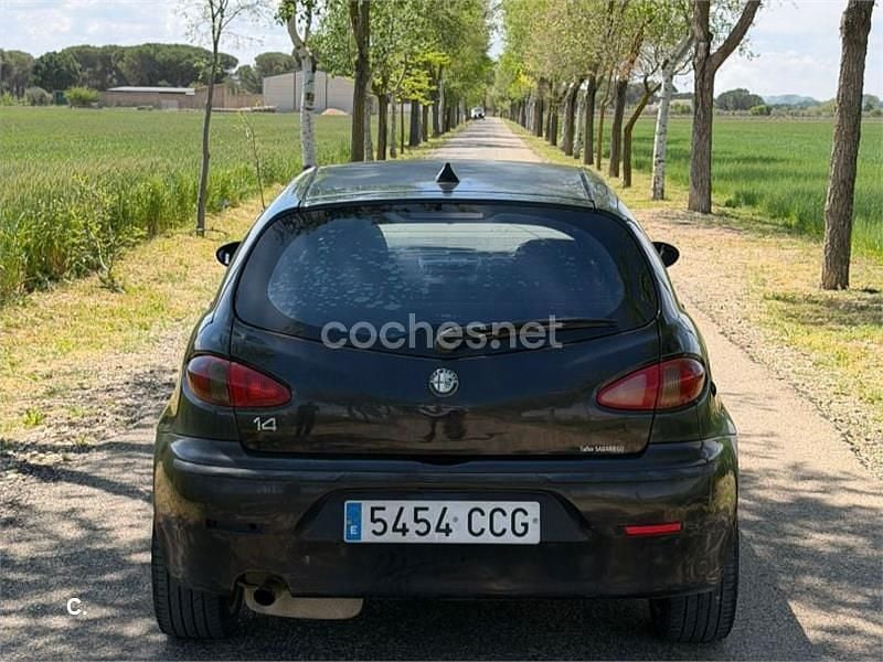 Usado Alfa Romeo 147 Distinctive 140 CV (102 kW) 2002 Negro Utilitario